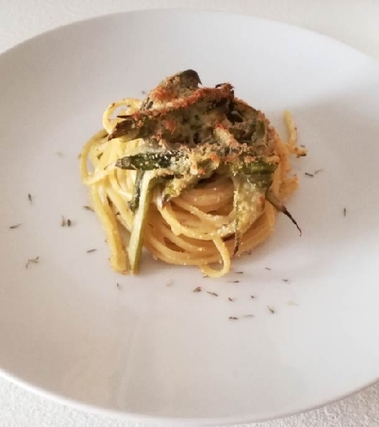 Nidi di linguine alla carbonara di timo e asparagi