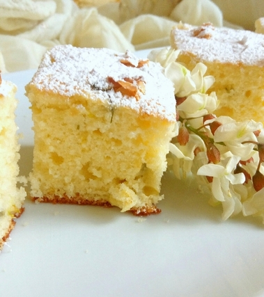 Torta con cioccolato bianco e fiori d'acacia