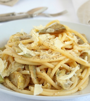 Bucatini cacio e pepe con carciofi