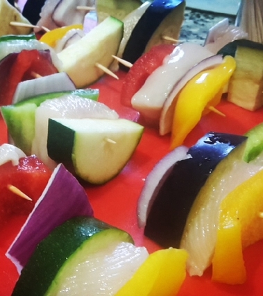 Mini spiedini di pollo e verdure