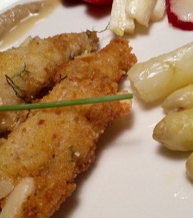 Gallinella impanata con asparagi e frutta