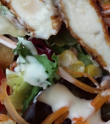 Caesar salad con pollo croccante