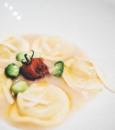 Ravioli liquidi di olio e lime con salsa di pane