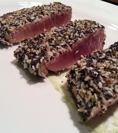 Tonno in crosta su crema di avocado