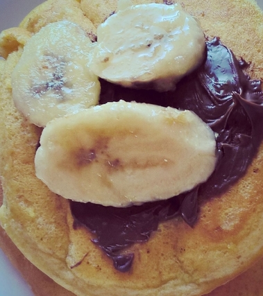 Pacake alla vaniglia con banana caramellata