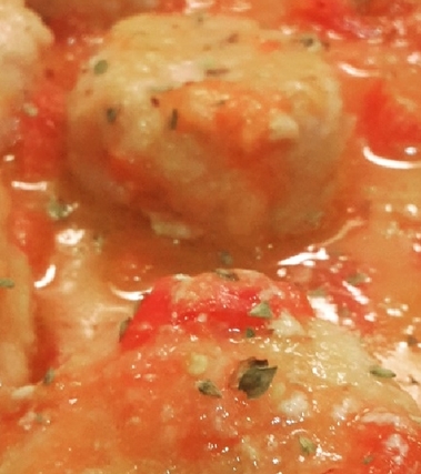 Polpette delicate di pollo al sugo