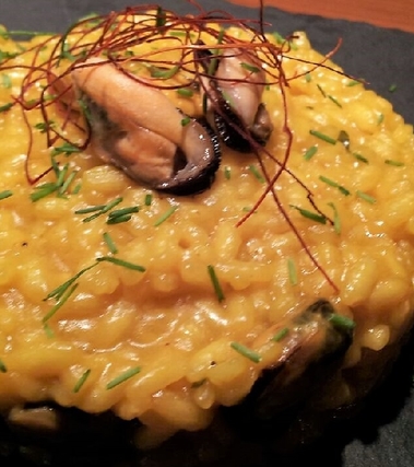 Risotto cozze e zafferano con fili di peperoncino