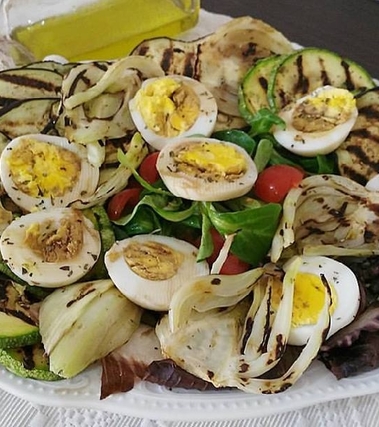 Insalata grigliata con uova sode