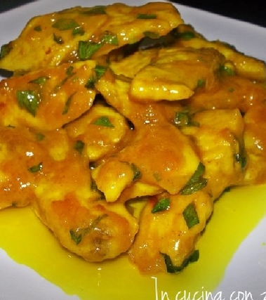 Straccetti di pollo allo zenzero con crema di curcuma
