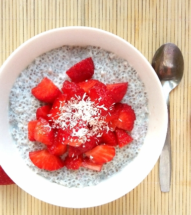Budino di chia con cocco e fragole