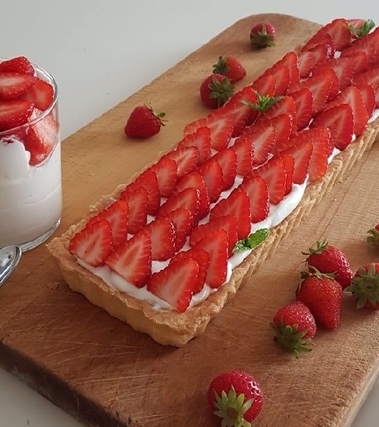 Crostata con fragole e crema allo yogurt