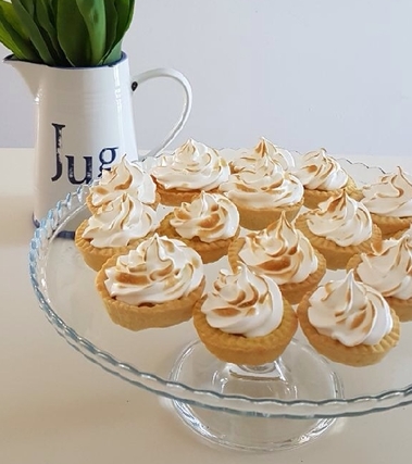 Friandises con crema al limone e meringa flambé