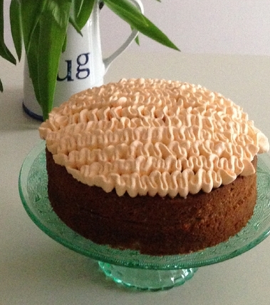 Torta alla vaniglia con marmellata di pesche