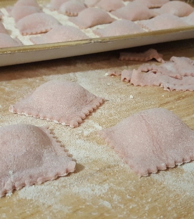 Ravioli rosa di ricotta e menta