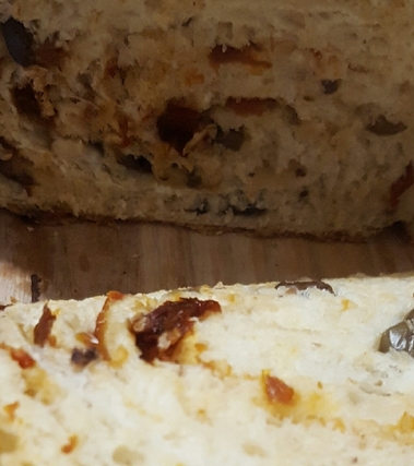 Pan bauletto con olive taggiasche e pomodorini