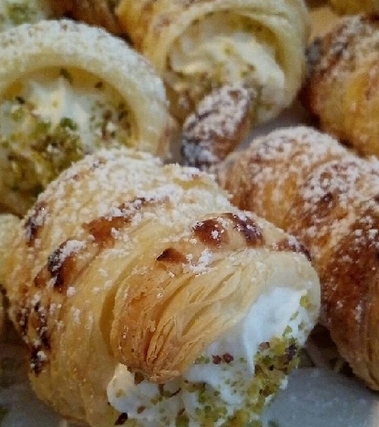 Cannolini  con chantilly e granella di pistacchio