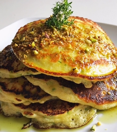 Pancakes alle zucchine, timo e pesto di pistacchio