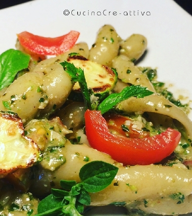 Trecce al pesto aromatico, pomodori e zucchine