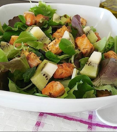 Insalata di salmone e kiwi