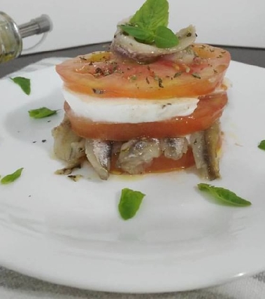 Caprese alle alici marinate