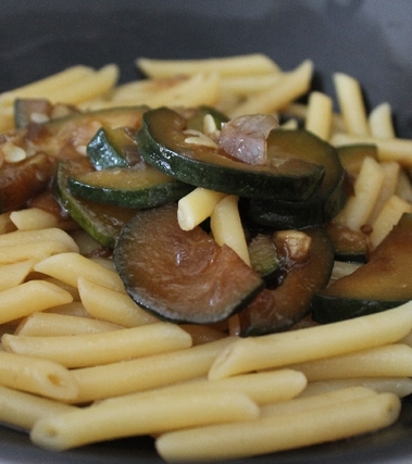 Penne con zucchine in salsa di soia