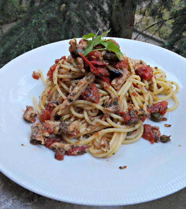 Spaghetti con sarde e polpa di pomodoro