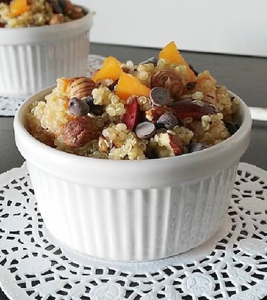 Quinoa dolce alla frutta fresca e nocciole