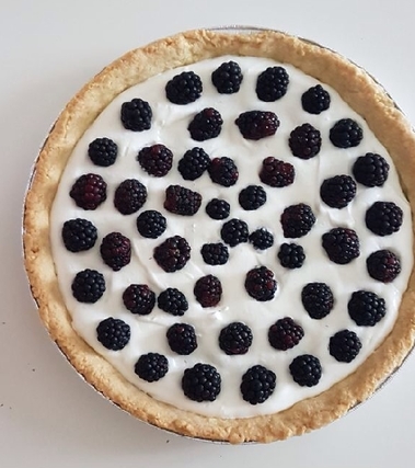 Crostata con crema di yogurt e more