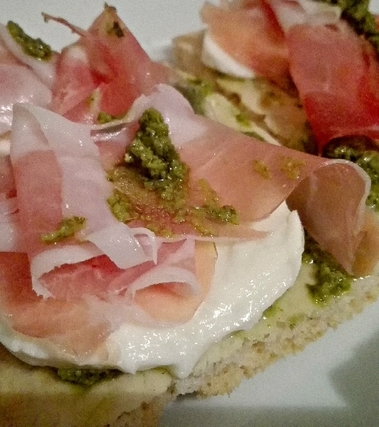 Focaccia di farro con crudo, mozzarella e pesto