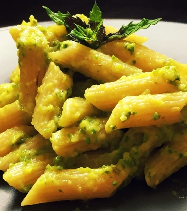 Penne al farro con crema di zucchine e menta