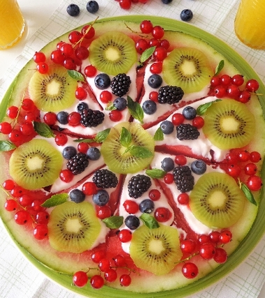 Pizza di anguria con frutta fresca e yogurt