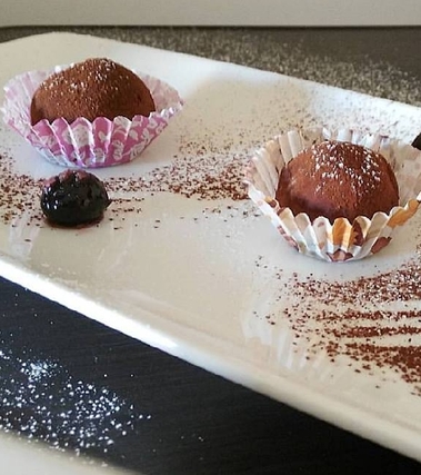 Bon bon al tiramisù con cuore di amarena