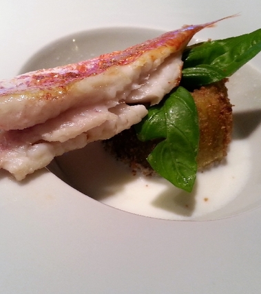 Triglia su melanzana fritta e colatura di provola