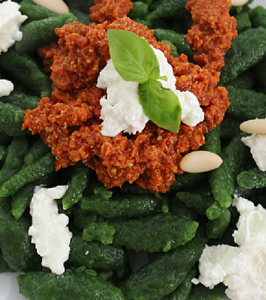 Spätzle con pesto di pomodori secchi e burrata
