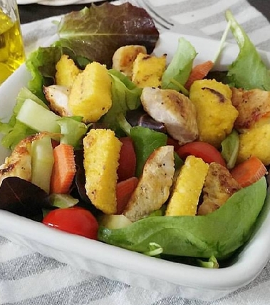 Insalata di pollo con crostini di polenta