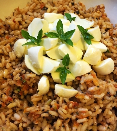 Insalata di riso con pomodorini e basilico viola