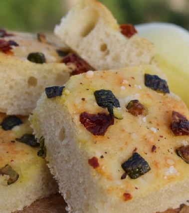Focaccia con zucchine e pomodori secchi