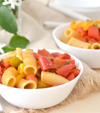 Pasta con peperoni pomodori profumata all'origano