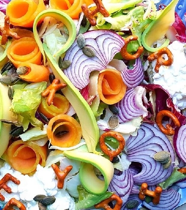 Insalata di melone, avocado e fiocchi di latte