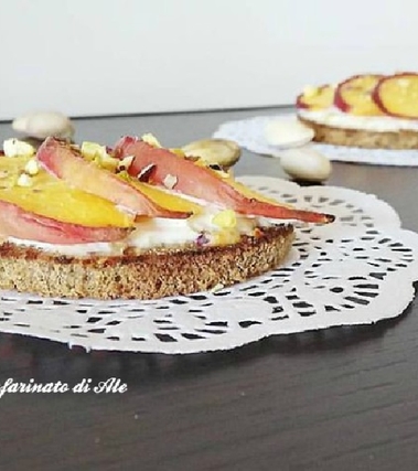 Bruschette dolci allo yogurt greco e pesche
