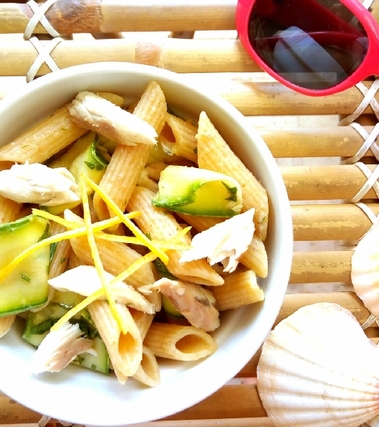 Pasta fredda con sgombro e zucchine marinate