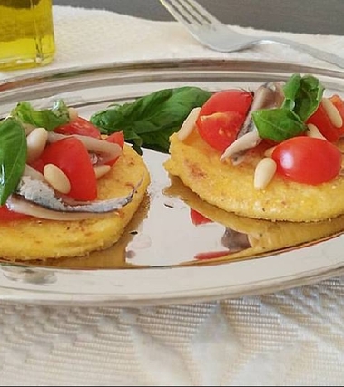 Crostini di polenta con alici marinate e pinoli