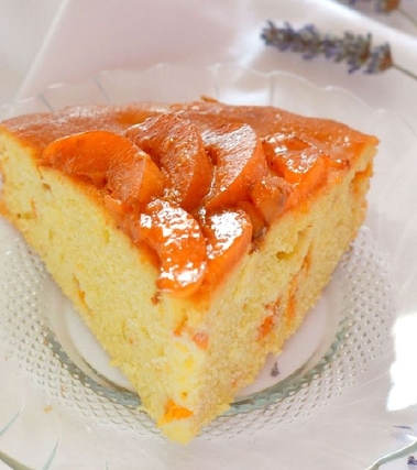 Torta soffice di semola con yogurt e albicocche