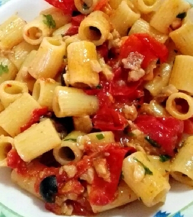 Mezze maniche con scorfano e pomodorini