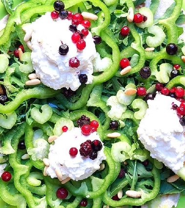 Insalata peperoni, sedano, ribes e pinoli su piada