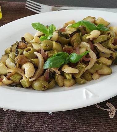 Zucchine saltate all'uvetta e anacardi