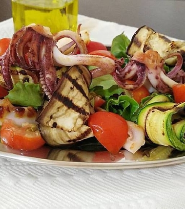 Insalata con calamari e verdure grigliate