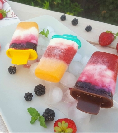 Ghiaccioli con frutta e yogurt alla vaniglia