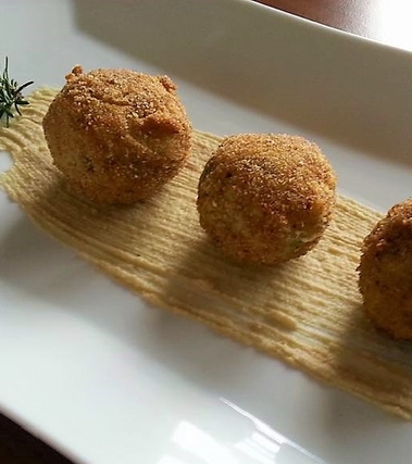Polpettine di baccalà su crema di ceci