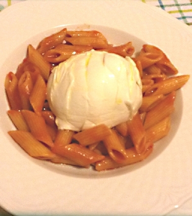 Mozzarella di bufala su mezze penne al pomodoro